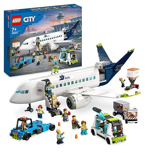 LEGO 60367 City Avión de Pasajeros, Juguete de Construcción de Avión Grande con Vehículos para el Personal de Tierra del Aeropuerto: Autobús Lanzadera, Remolcador, Camión de Equipajes y 9 Minifiguras