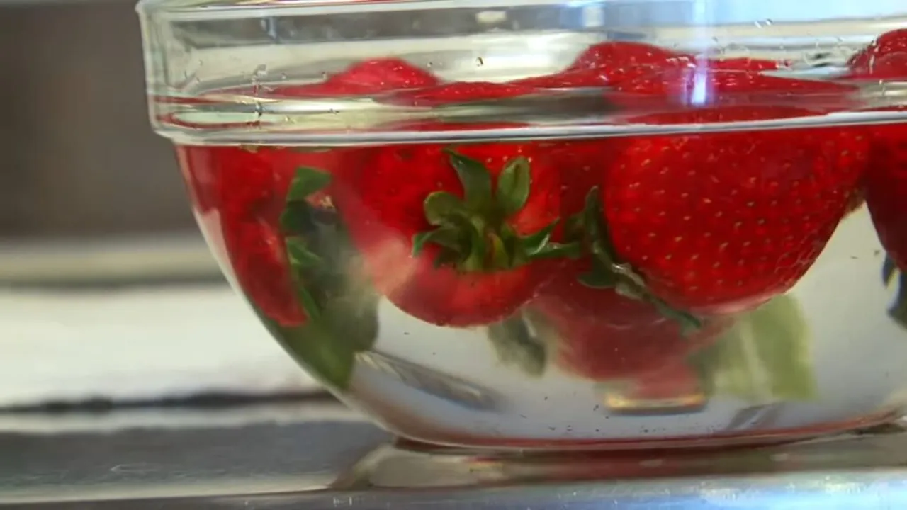 Миємо полуницю