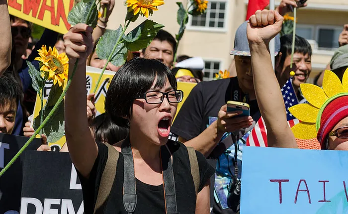 Taiwanese student movement supporters. Photo by Benjamin Dunn/Neon Tommy