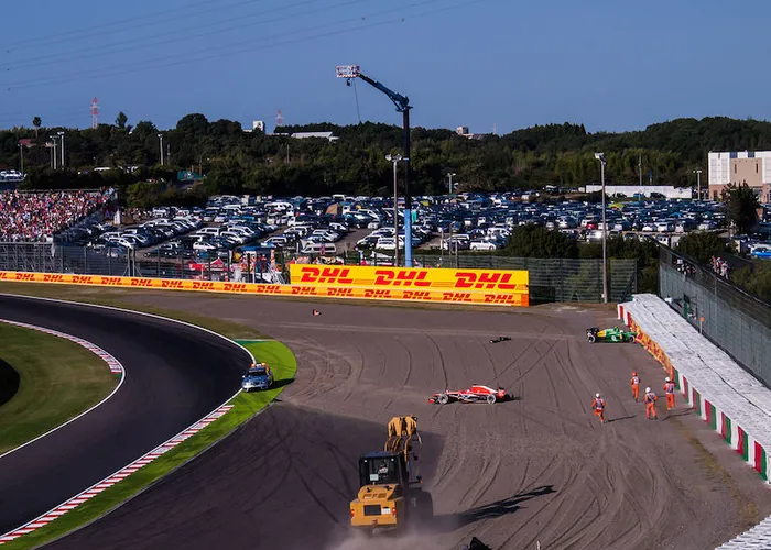 Accident Jules Bianchi and Giedo Van der Garde in the first round of the Grand Prix of Japan in 2013. Photo by Norimasa Hayashida.