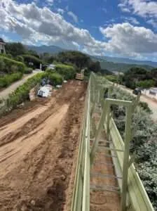 Tranchée de fondation du mur antibruit végétal à Isolella