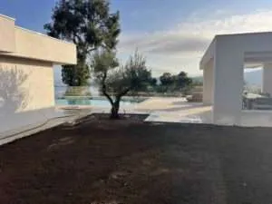 Terrain nivelé et terre végétale devant une villa à Coti-Chiavari