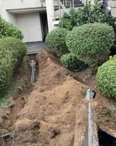 Canalisation posée dans une tranchée au pied d'une villa à Porticcio