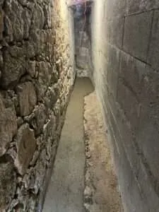 Tranchée de drainage le long d'un mur de maison à Tavera