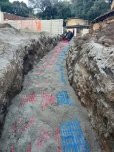 Tranchée avec gaines rouges et bleues au Super U de Cauro
