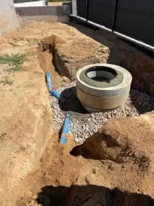 Regard béton et canalisation dans une tranchée, villa à Afa