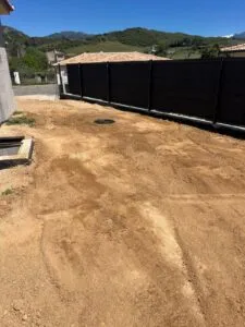 Terrain nivelé autour d'une villa neuve à Afa