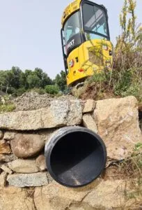 Buse d'eaux pluviales au pied d'un mur de soutènement à Vero