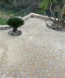 Surface pavée en cours de finition à Tavera