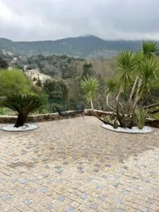 Terrasse pavée avec vue sur la montagne à Tavera