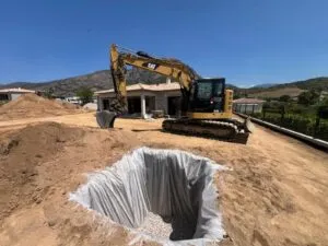 Pelle mécanique et fouille près d'une villa en construction à Afa