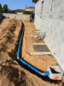 Canalisation d'eau potable posée le long d'une villa à Afa