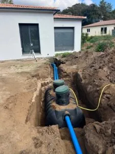 Cuve et canalisations posées devant une villa à Sarrola-Carcopino