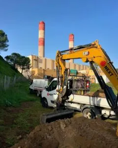 Pelle mécanique sur les fouilles EDF de la centrale du Vazzio à Ajaccio