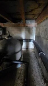 Canalisations d'évacuation dans le local technique d'une villa à la Castagna