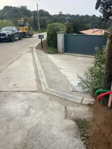 Caniveau et bordure devant l'entrée d'une villa à la Castagna
