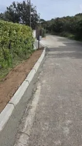 Bordures posées le long d'un chemin à la Castagna
