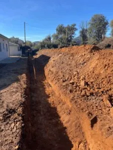 Terrassement et mise à plat d'un terrain à Alata avant un mur de soutènement