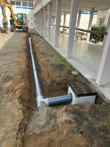 Canalisation et avaloir d'eaux pluviales au lycée Laetitia à Ajaccio