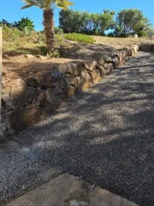 Enrochement paysager et allée en gravillons à Portigliolo