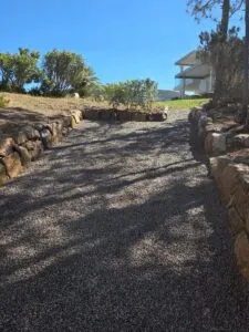 Allée en gravillons et enrochement terminés à Portigliolo