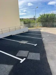 Places de parking tracées sur enrobé neuf à la caserne du SDIS 2A à Ajaccio