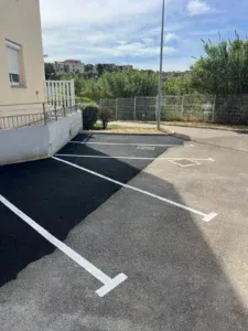 Parking de caserne avec lignes de stationnement blanches en T