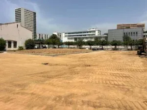 Plateforme du parking de l'ARSEA terrassée et nivelée aux Salines à Ajaccio, avec regard au niveau