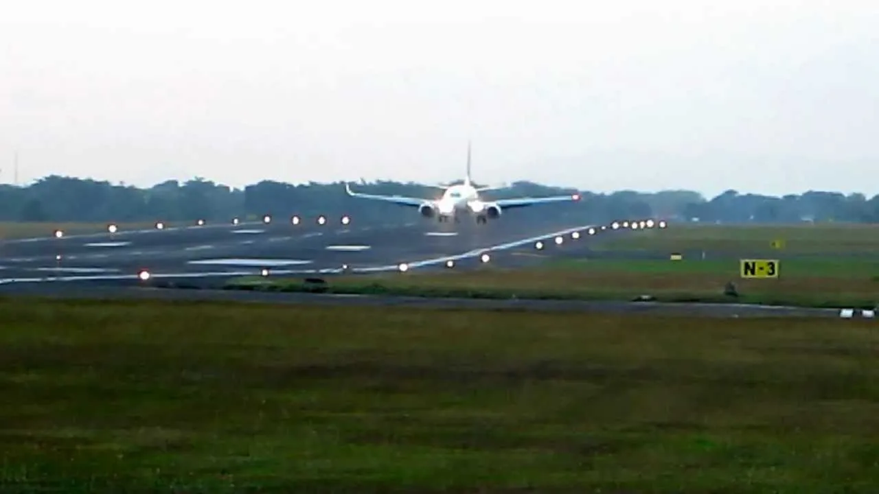 Garuda Indonesia landing at Adisutjipto International Airport