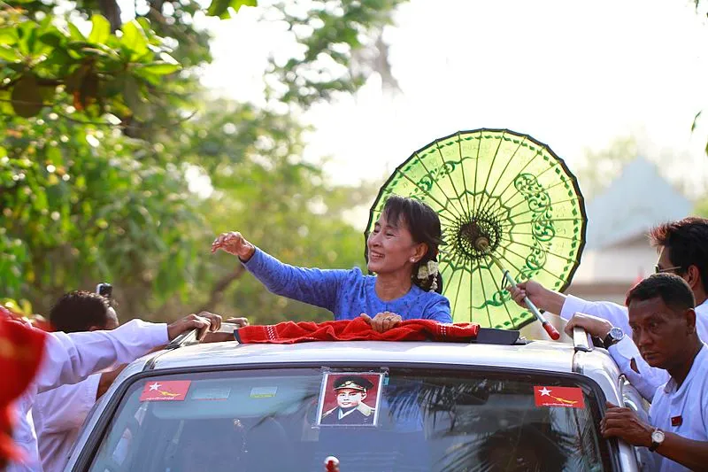 Aung San Suu Kyi arrvies to give speech to the supporters in Kawhmu, Myanmar