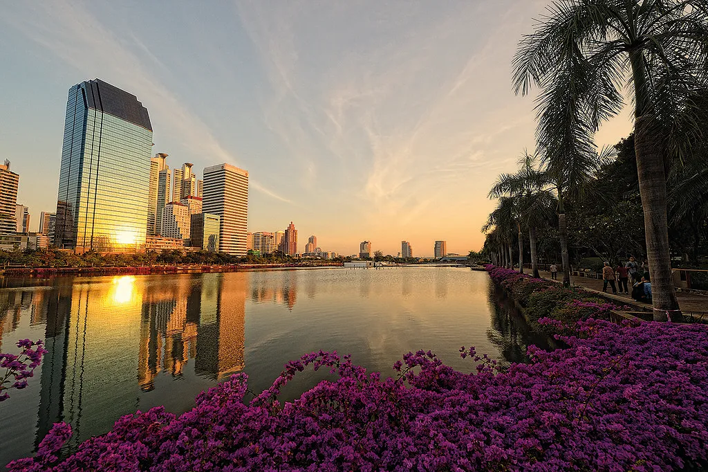 Benjakiti Park lies at the heart of Bangkok on Ratchadapisek road