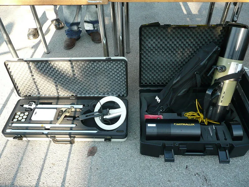 On the right a metal detector to find bombs and mines of the Civil War. On the left a powerful light cannon