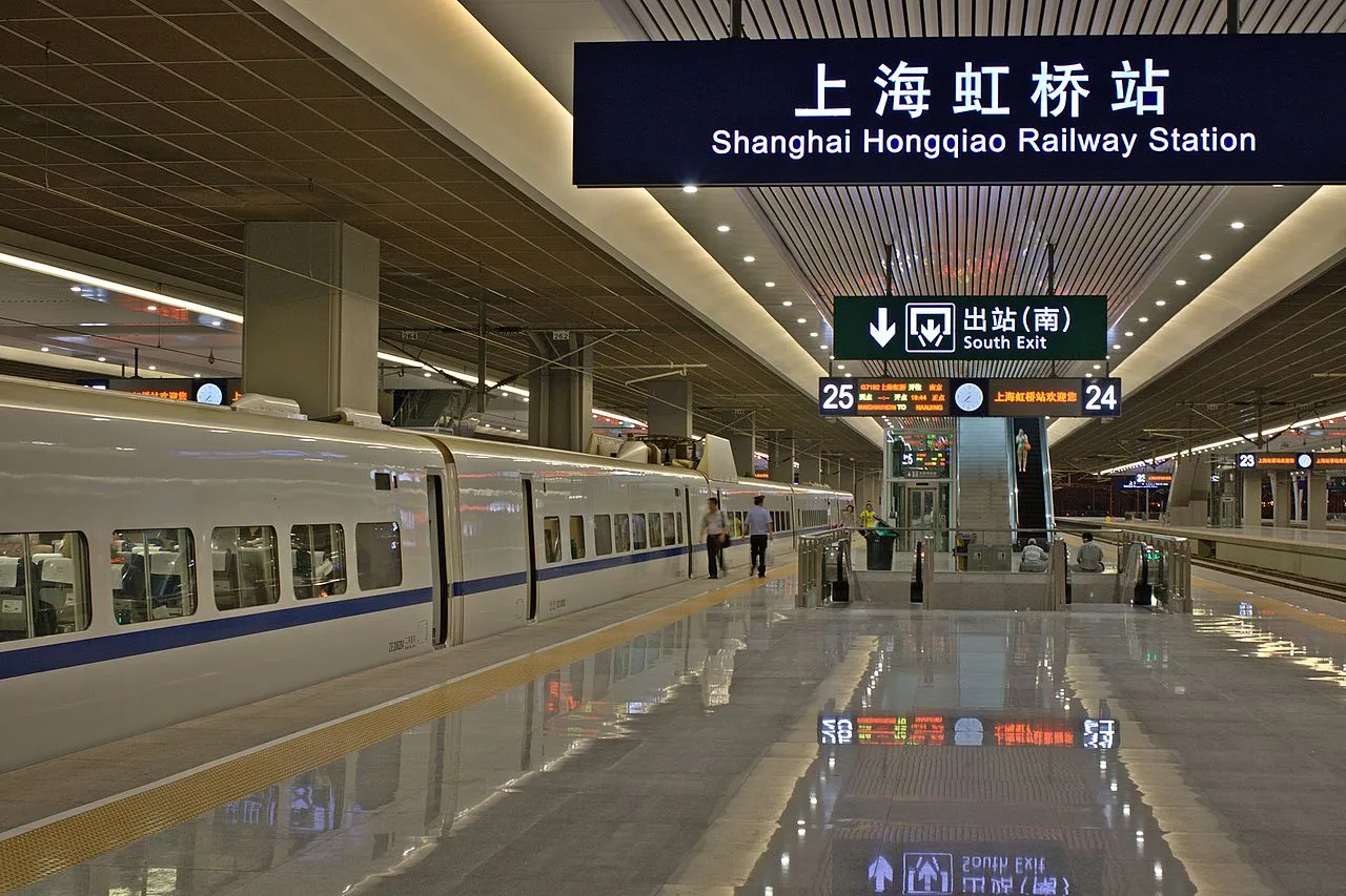 Shanghai Hongqiao Railway Station platform