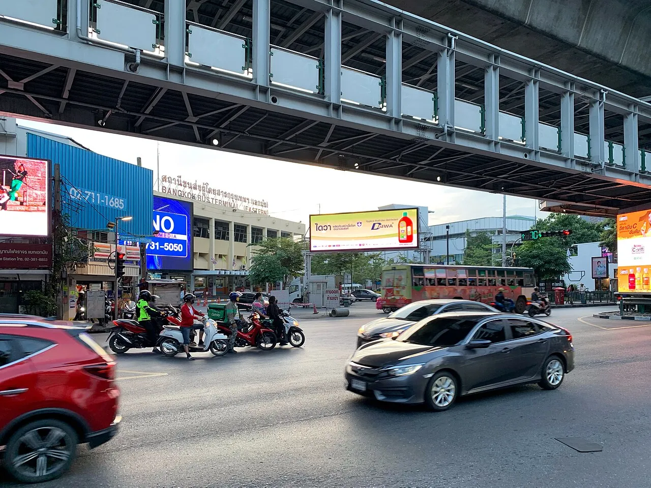 Ekkamai Road (Soi Sukhumvit 63) formed a boundary between Khlong Tan Nuea and Phra Khanong Nuea.