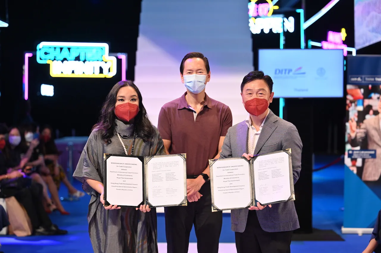 The HKTDC, represented by Deputy Executive Director Benjamin Chau (R), and the Thai Ministry of Commerce's Department of International Trade Promotion, represented by Trade Commissioner and Consul Chanunpat Pisanapipong (L), ratified a renewed memorandum of understanding at CENTRESTAGE, Asia's premier fashion event organised by the HKTDC. The agreement was witnessed by Bernard Chan (centre), Convenor of the Executive Council, HKSAR, and Chairman of the Hong Kong - Thailand Business Council