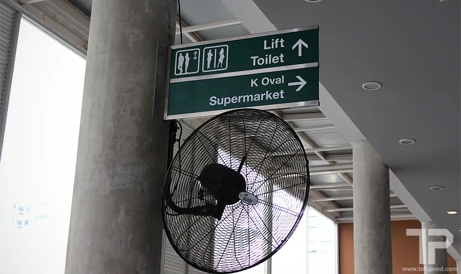 The weather in Bangkok is hot and humid, so many fans are installed. Signs in Bangkok.