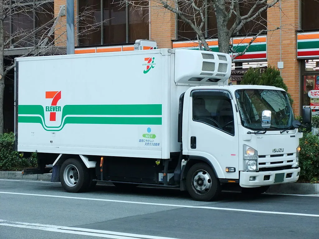 7-Eleven ISUZU ELF truck