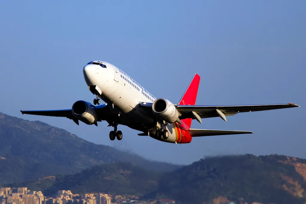 Kunming Airlines Boeing 737-78S taking off