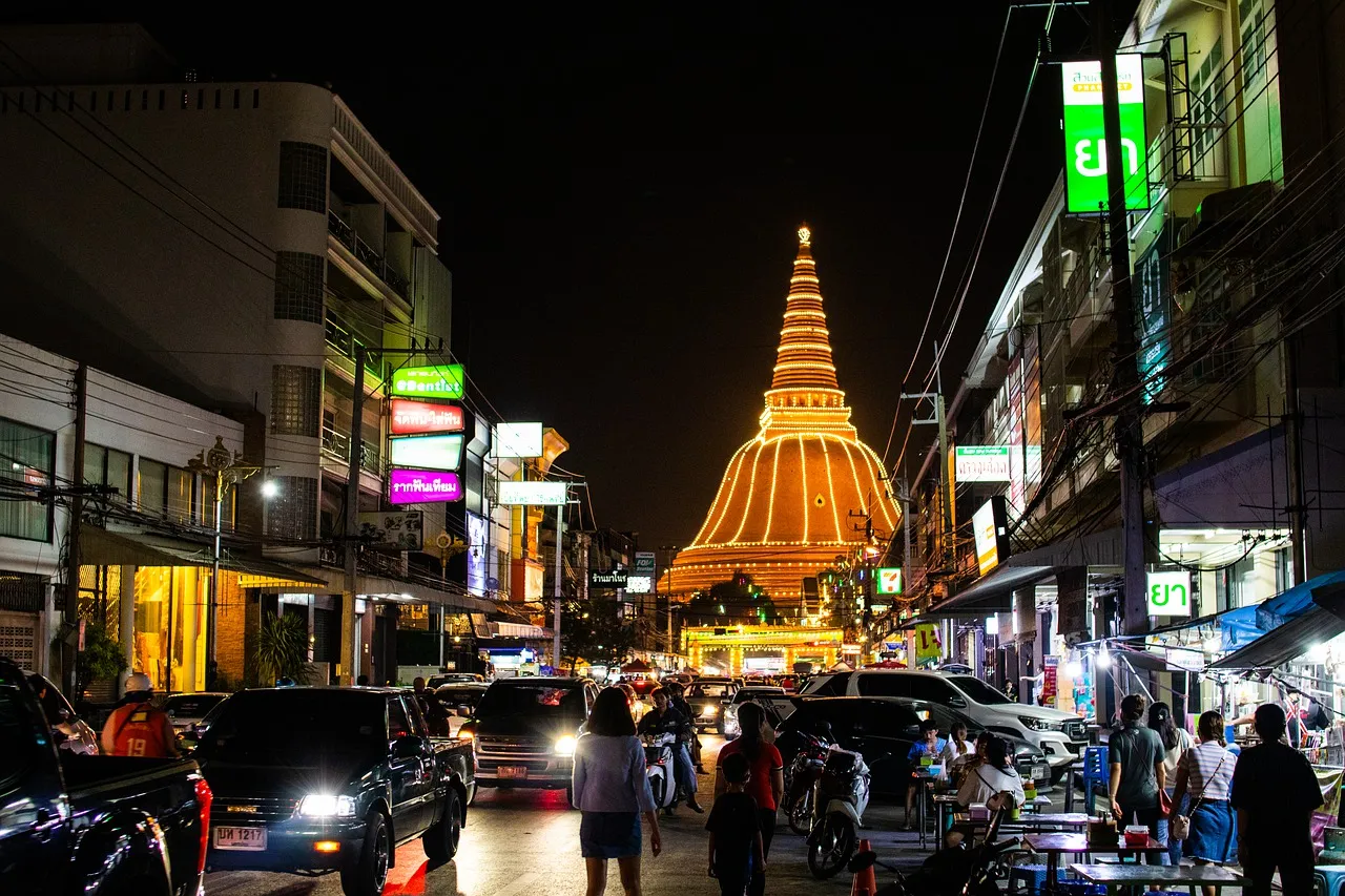 Nakhon Pathom Chedi at night