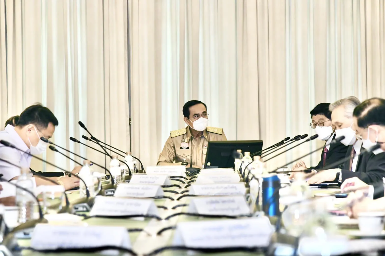 PM Prayut Chan-o-cha called a special meeting with all relevant parties to discuss the world economy