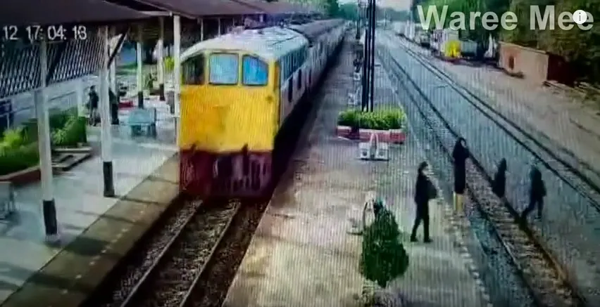Man survives a suicide attempt after jumping under a train in Phetchaburi