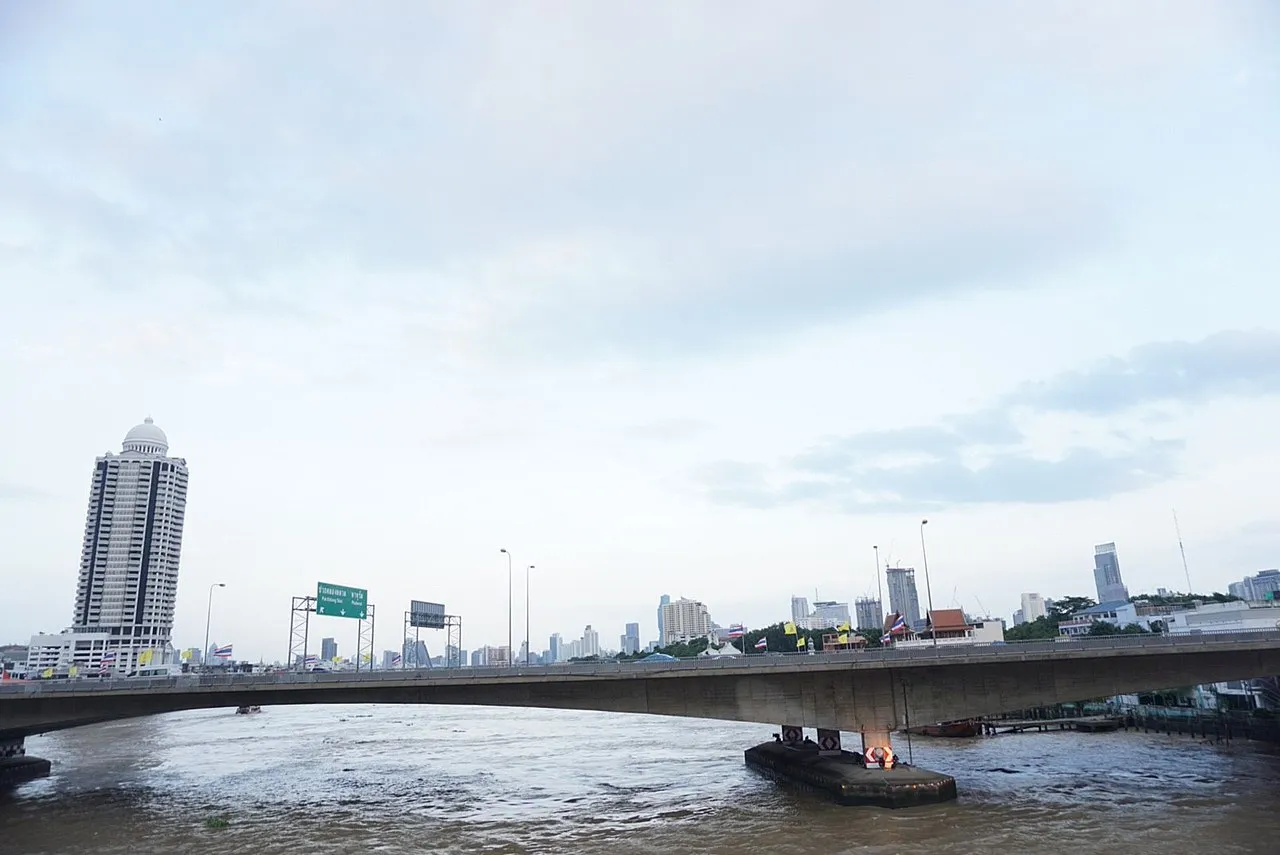 The Phra Pok Klao Bridge over the Chao Phraya River in Bangkok.