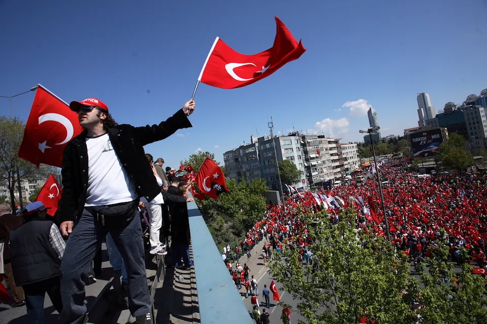 Pro-secular Turks rally against Erdogan