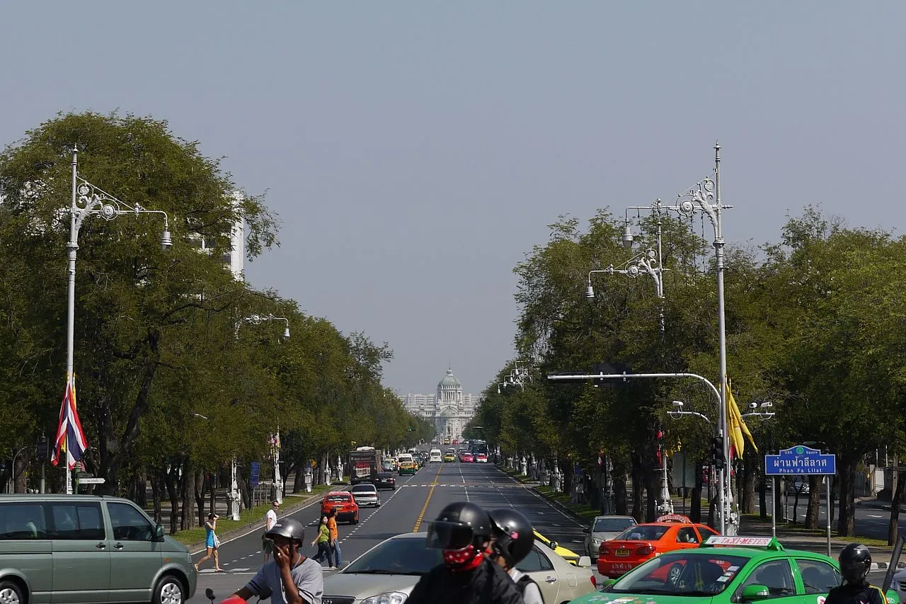 Thanon Ratchadamnoen Nok (Outer Ratchadamnoen Avenue) viewed from Phan Fa Lilat Bridge; the Ananta Samakhom Throne Hall is visible in the distance