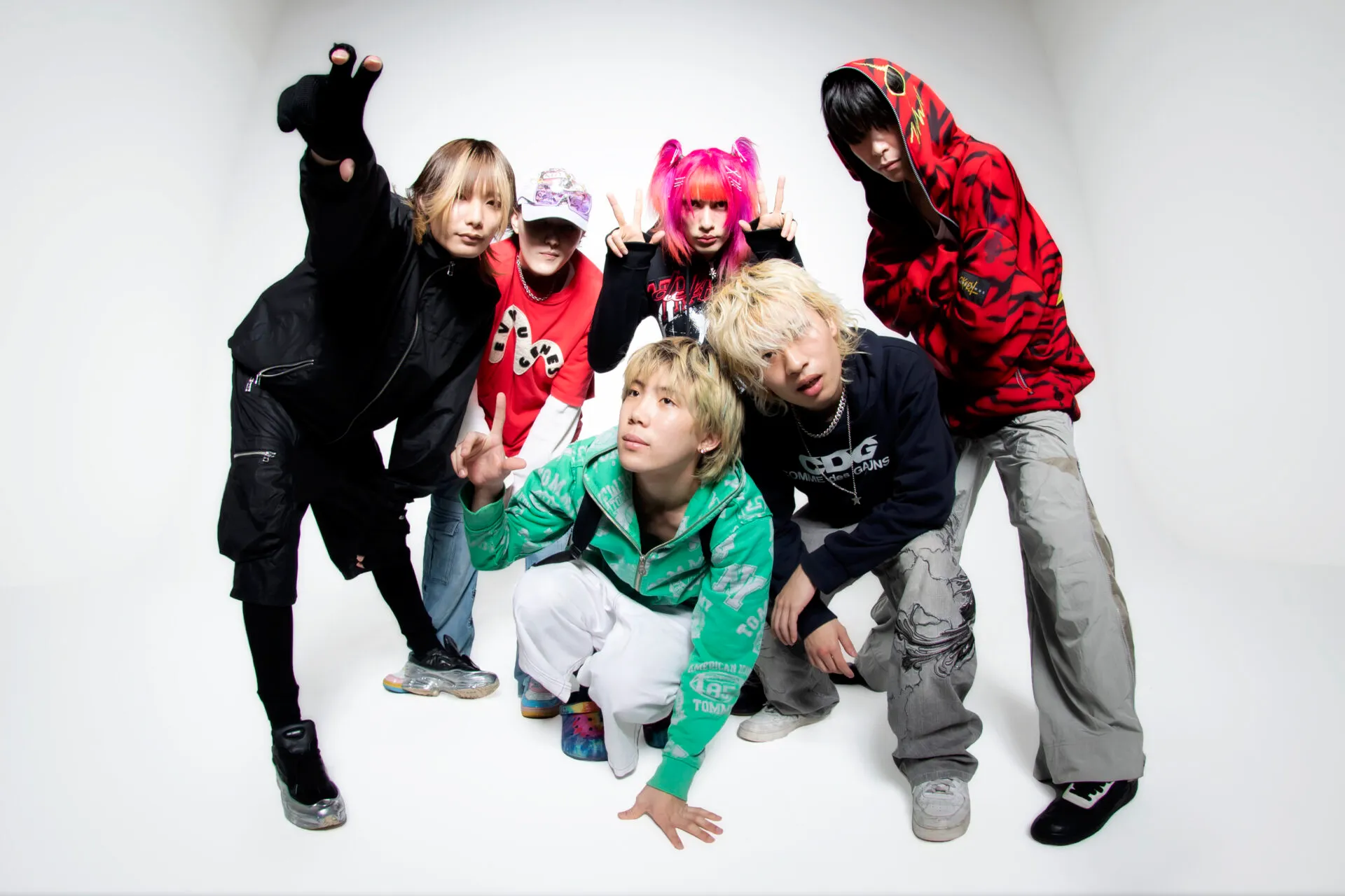 STARKIDS is a Tokyo-based 6-piece unit consisting of Space Boy, BENXNI, TAHITI, levi, espeon, and ROAR.