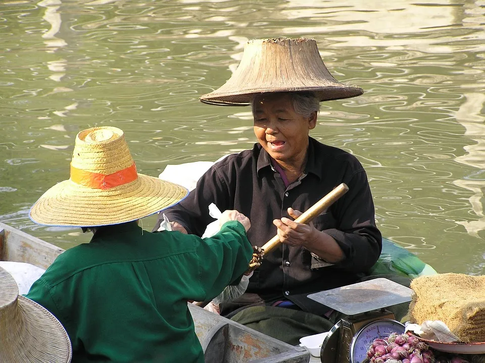 Thai women at the floating market