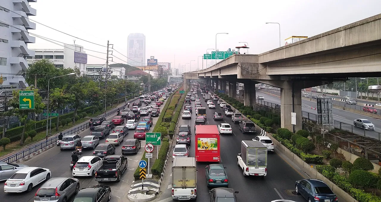 Vibhavadi Rangsit Road in Bangkok and the elevated Don Mueang Tollway