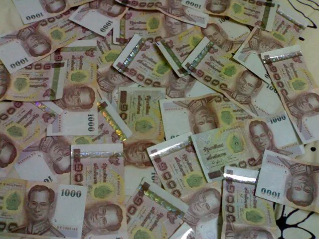1000 baht bills