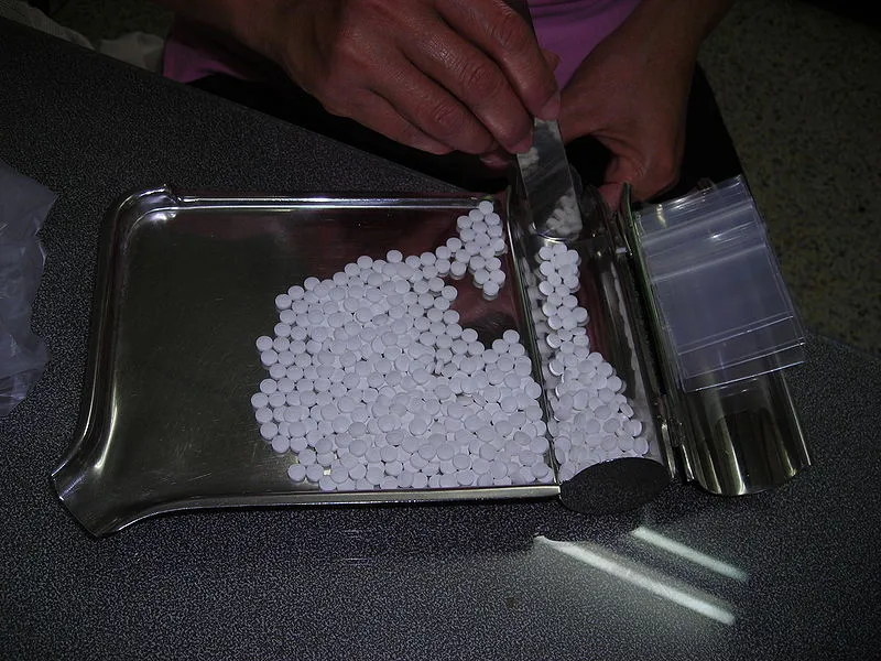Small device to count pills manually