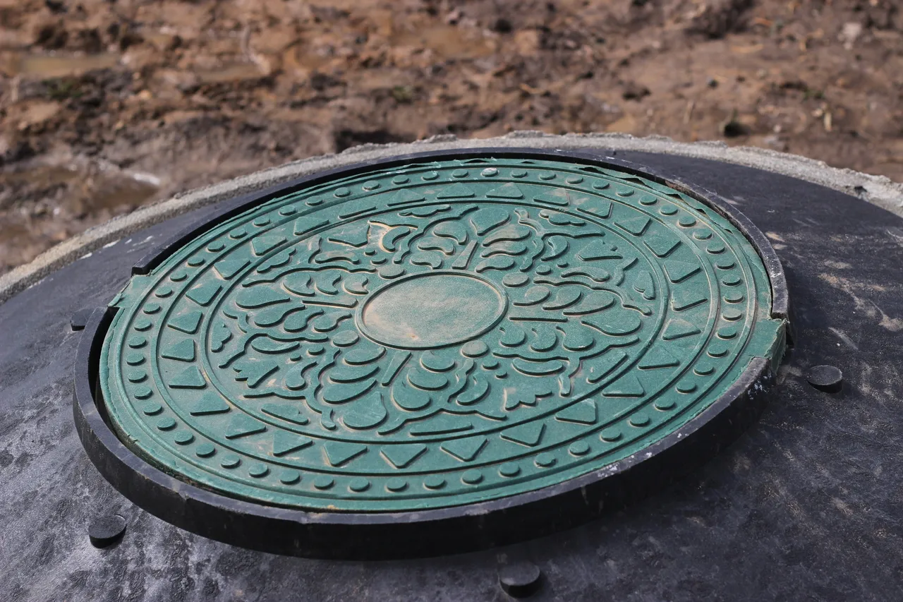 Metal well cover.